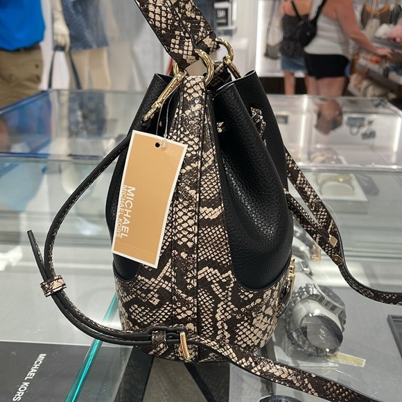 MICHAEL KORS 
Reed Md Pebbled Leather Belted Bucket Messenger Satchel Crossbody - Picture 14 of 16